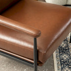 Fauteuil Mid-Century Modern avec dossier haut et accoudoirs rembourrés